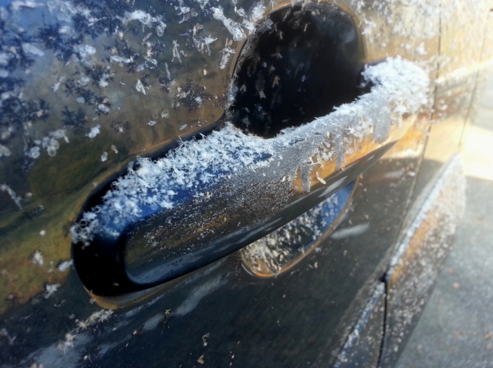 얼어붙은 자동차 문 여는 방법